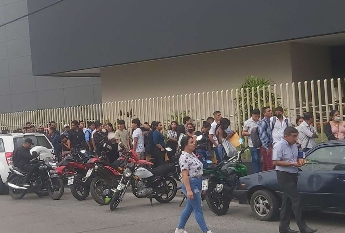 En un supermercado de la ciudad hubo largas filas de personas.
