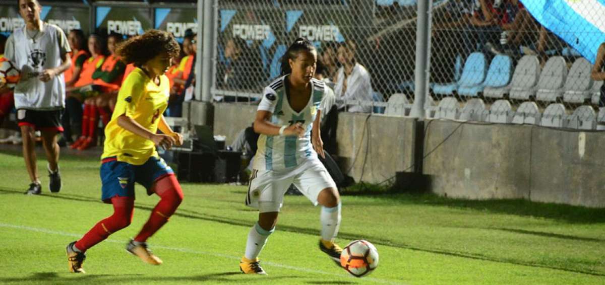 La volante Lisa Campos, de Ecuador, marca a una jugadora de Argentina durante el partido de la &uacute;ltima jornada. 