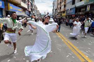 Los ritmos afroecuatorianos fueron tomados en cuenta dentro de las coreograf&iacute;as que se presentaron durante el desfile de la Fiesta de la Fruta y de las Flores en Ambato. FOTO: ROBERTO CHAVEZ