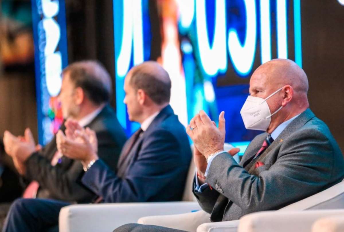 Alfredo Borrero (der.), vicepresidente de la Rep&uacute;blica, durante la clausura del Ecuador Open for Business 