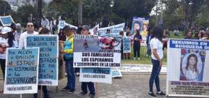 Los manifestantes realizaron una caminata portando una foto de su pariente desaparecido y el t&iacute;tulo 'Ay&uacute;danos a encontrarlo', con los n&uacute;meros de contacto a un pie de la gr&aacute;fica.