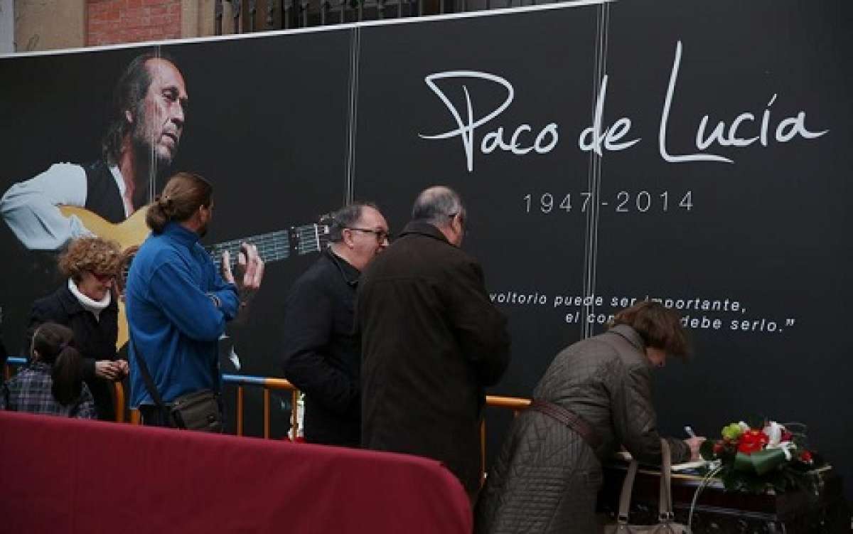  Admiradores de Paco de Luc&iacute;a firman en el libro de condolencias, expuesto por tercer d&iacute;a ante el ayuntamiento de Algeciras. Foto: EFE