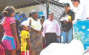 Autoridades y representantes de varias entidades estatales llevaron ayer frazadas, alimentos y similares para los damnificados. Foto: Cortes&iacute;a Gobernaci&oacute;n de El Oro