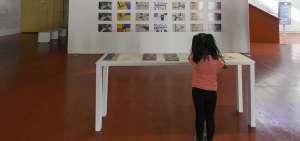 En la muestra se exhiben elementos como cuadernos, afiches, se&ntilde;al&eacute;tica y objetos construidos a partir de los hallazgos de la investigaci&oacute;n. 
