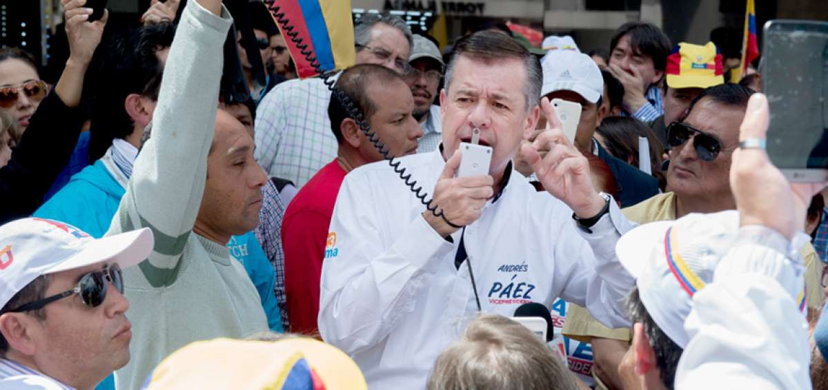 Andr&eacute;s P&aacute;ez (CREO) no acudi&oacute; ayer al CNE a presentar documentos del supuesto fraude, sino que entre sus simpatizantes reparti&oacute; unas hojas y convoc&oacute; a protestar.