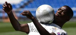 Despu&eacute;s de su presentaci&oacute;n oficial, el brasile&ntilde;o Vinicius Junior se puso el uniforme principal del Real Madrid y domin&oacute; el bal&oacute;n por unos minutos en el gramado del estadio del campe&oacute;n europeo.