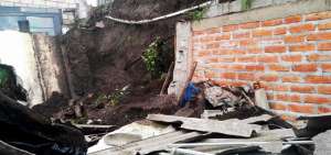 La ca&iacute;da de un muro en Santa Rosa de Chillogallo, al sur de Quito, afect&oacute; a una edificaci&oacute;n colindante ayer.
