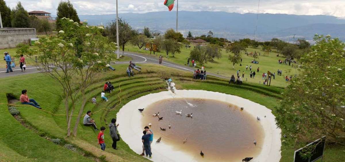 Tungurahuenses y turistas se recrean cada semana en las diferentes &aacute;reas del parque, entre ellas lagunas artificiales, vergeles y canchas deportivas.