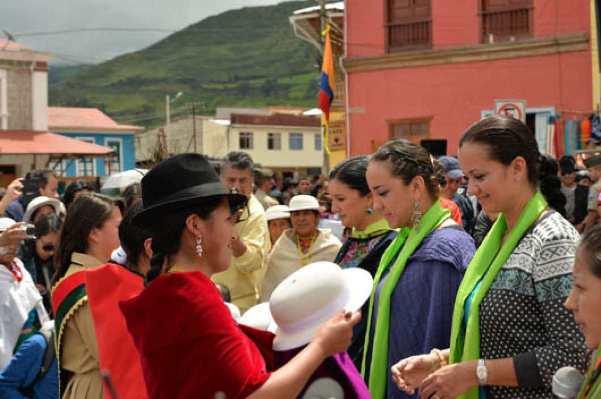 Gabriela Rivadeneira, Rosana Alvarado y Marcela Agui&ntilde;aga recibieron prendas ind&iacute;genas. Foto: Roberto Ch&aacute;vez / El Tel&eacute;grafo