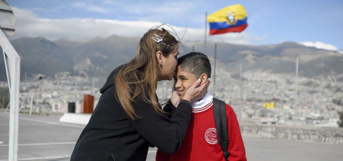 La Constituci&oacute;n de la Rep&uacute;blica garantiza el acceso universal a la educaci&oacute;n para todas las personas; esto incluye a los hijos de los migrantes. El costo referencial por cada alumno en el nivel b&aacute;sico es de $ 847,77, seg&uacute;n informaci&oacute;n del Ministerio de Educaci&oacute;n.