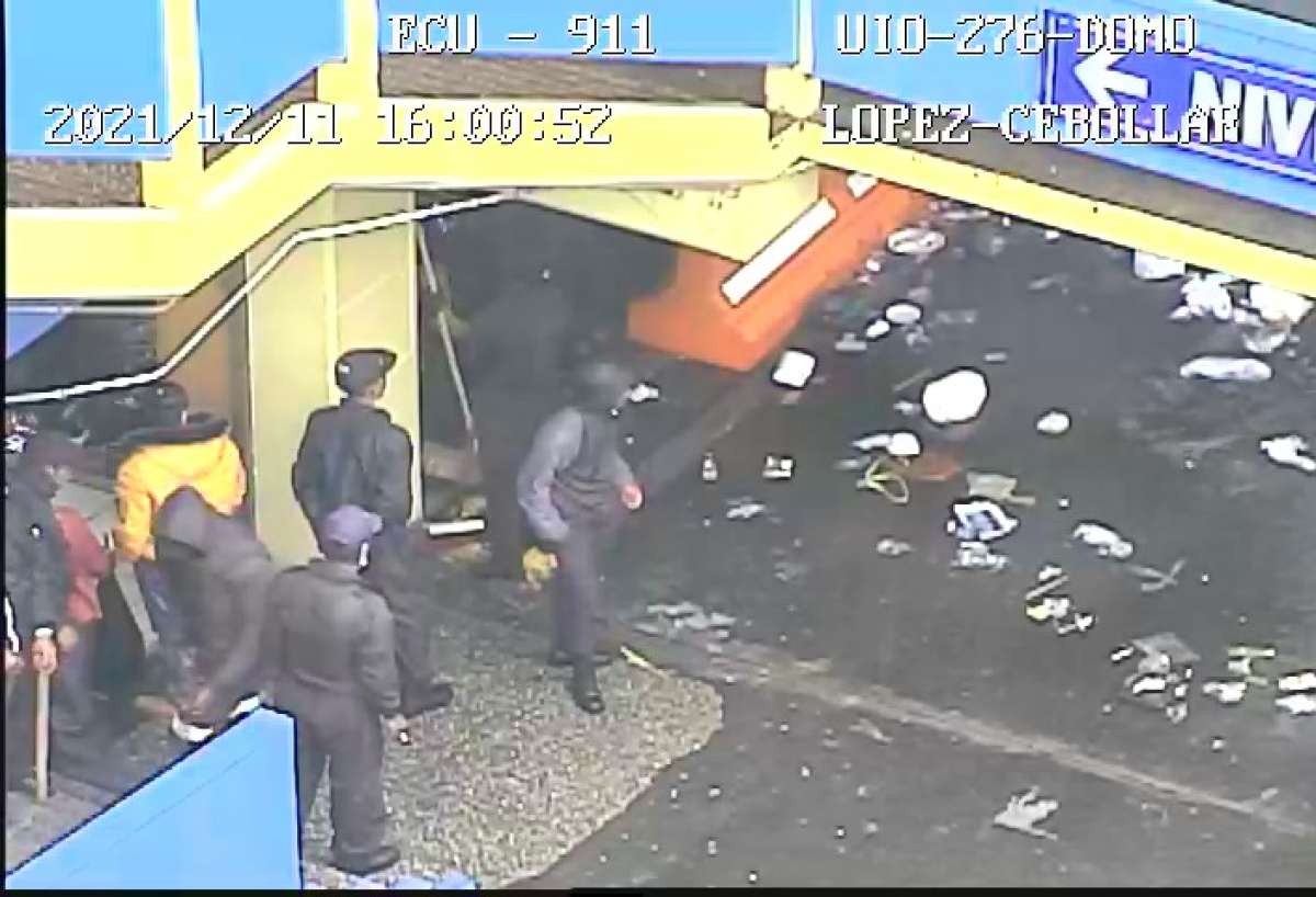 Lluvia provoc&oacute; inundaci&oacute;n en el centro comercial El Tejar
