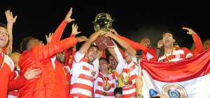 &rarr;Los jugadores de T&eacute;cnico Universitario levantan el t&iacute;tulo que los acredita como campeones de la serie B, la noche del mi&eacute;rcoles, en Ambato.