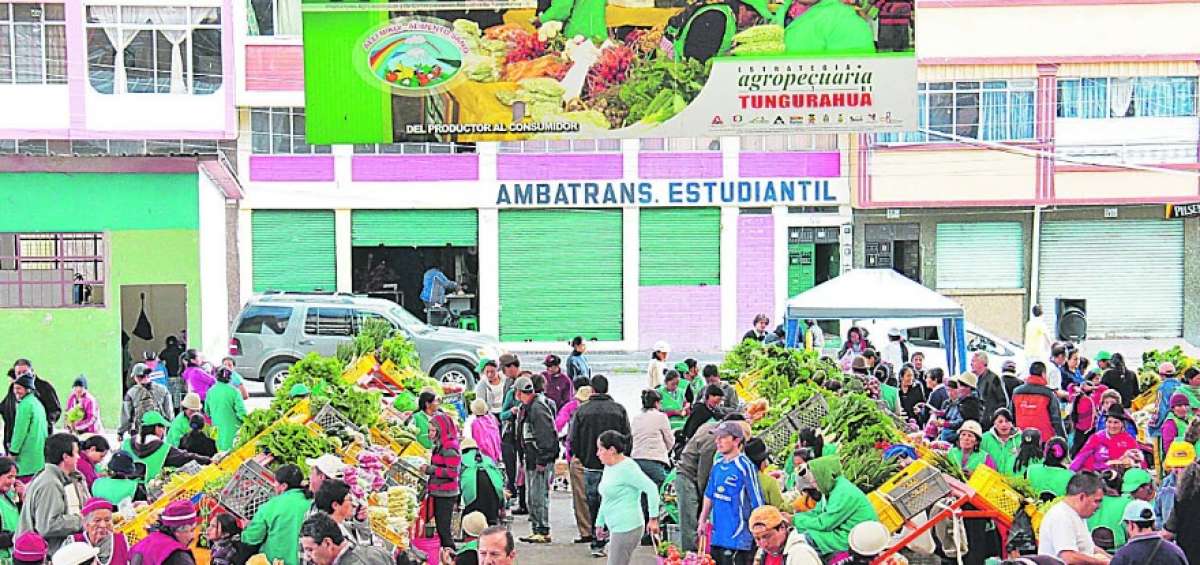 En plazas y mercados ambate&ntilde;os de Huachi Chico, la plaza Pachano, el mercado Am&eacute;rica, entre otros, los productores ganan m&aacute;s clientes los fines de semana.