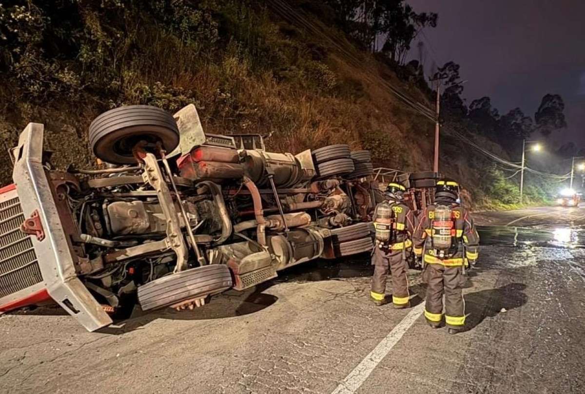 Dos accidentes de tránsito se registraron en la madrugada de este jueves 13 de noviembre de 2025. Los siniestros dejan un fallecido y alta congestión vehicular. 