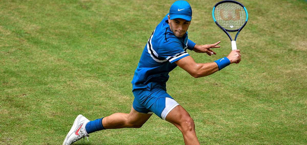 El tenista croata Borna Coric, durante la semifinal del torneo de Hale, antes del retiro de Roberto Bautista.