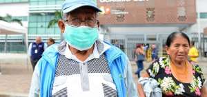 Personas de la tercera edad a la salida de una casa de salud.