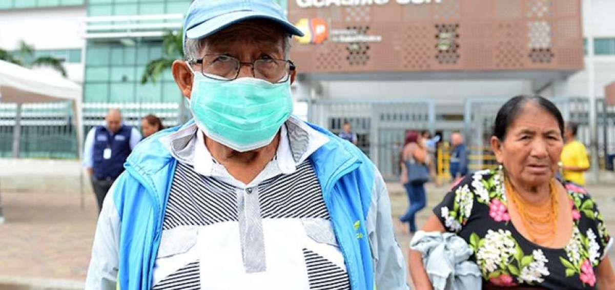 Personas de la tercera edad a la salida de una casa de salud.