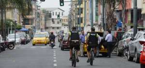 Polic&iacute;as en bicicleta controlan los lugares de mayor afluencia en el cant&oacute;n Babahoyo, provincia de Los R&iacute;os. Esta semana se prev&eacute; que personal de las FF.AA. se sume a los operativos de control. La medida se tom&oacute; luego de que el pasado domingo 19 de agosto, dos mujeres, madre e hija, fueran asesinadas a bala mientras atend&iacute;an un negocio de comida en el centro del cant&oacute;n. Este martes 21 de agosto a&uacute;n velaban los cuerpos en el mismo lugar donde ocurri&oacute; el crimen.