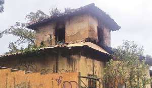 La Casa del Arco era ocupaba por indigentes que en mayo habr&iacute;an prendido una fogata, lo que produjo un incendio que destruy&oacute; parte de la cubierta. Foto: Fernando Machado / El Tel&eacute;grafo