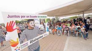 Las personas que reciben ayuda del MIES y de fundaciones para mejorar su calidad de vida participaron en la presentaci&oacute;n de la campa&ntilde;a &lsquo;Da dignidad&rsquo;. Lylibeth Coloma / El Tel&eacute;grafo