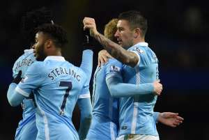 Kolarov (d) recibe las felicitaciones de sus compa&ntilde;eros Sterlin, Bony y De Bruyne. Foto: AFP