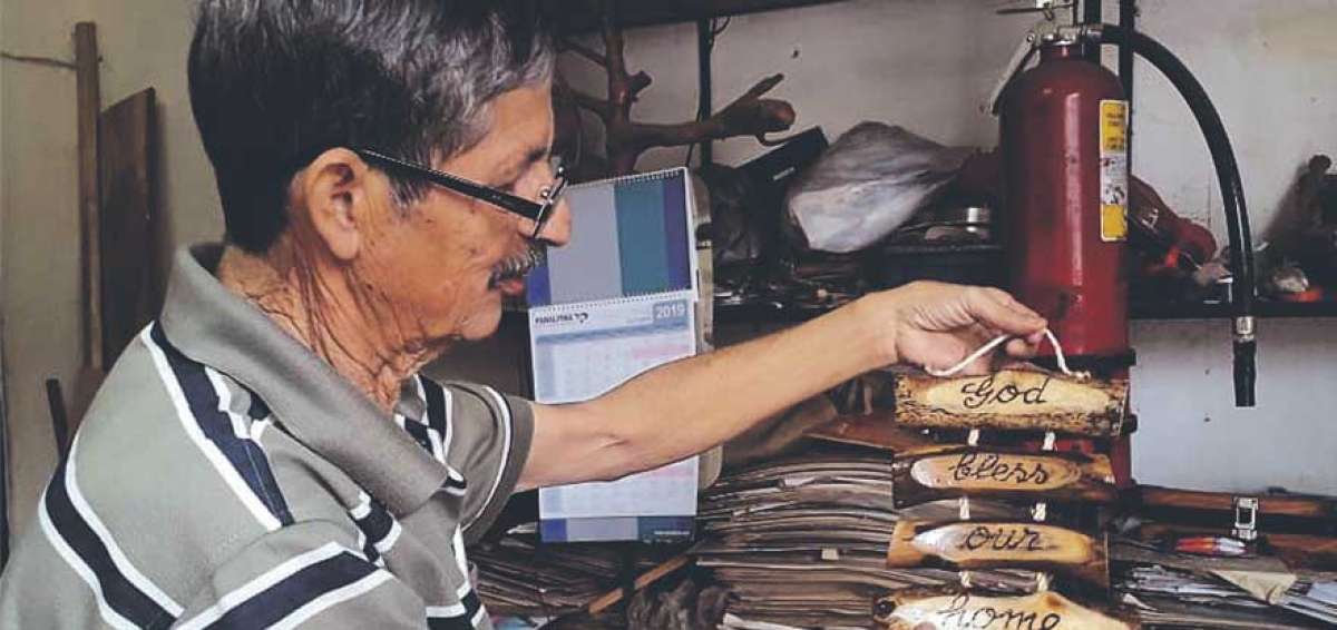 La vocaci&oacute;n la hered&oacute; de su padre, que era ebanista de oficio. En su natal Calceta, su progenitor con herramientas r&uacute;sticas constru&iacute;a banquitos, mesas y hasta viviendas. 