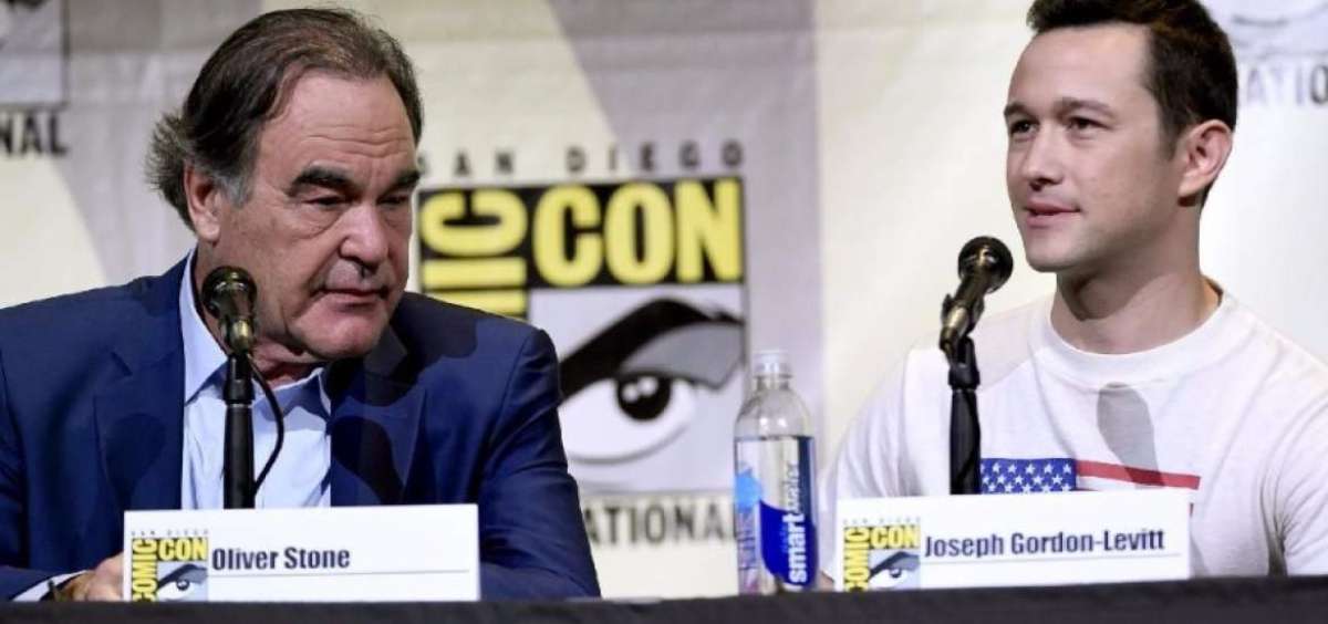 El director Oliver Stone junto con el actor Joseph Gordon-Levitt, quien interpreta a Snowden, en una conferencia en San Diego, California.  