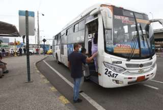 El alcalde de Guayaquil, Aquiles Alvarez, confirmó que el pasaje urbano en esa ciudad será subsidiado. 