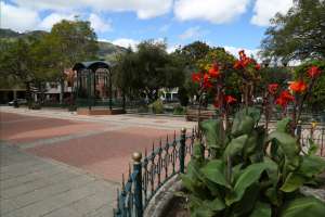 La plaza principal del cant&oacute;n Gir&oacute;n, en Azuay. En este poblado se tramitan dos consultas populares. Foto: Cortes&iacute;a El Ciudadano