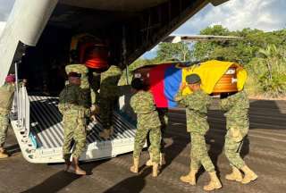 Con honores militares, parten a Quito los cuerpos de los soldados asesinados en Alto Punino