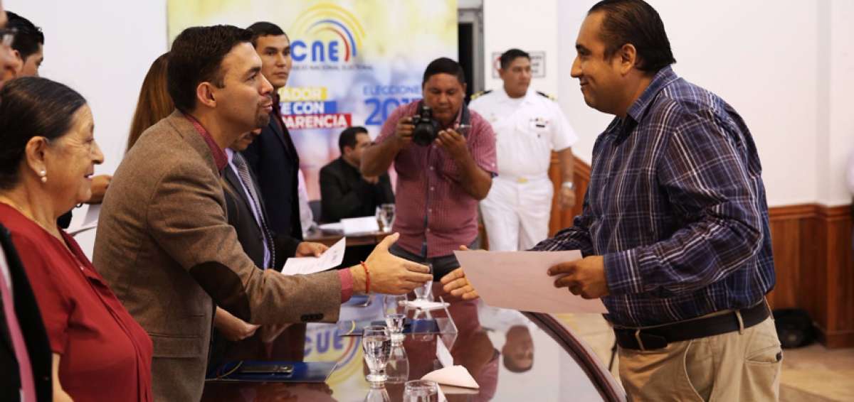 Juan Pablo Pozo, presidente del CNE, entreg&oacute; ayer las primeras credenciales a los legisladores de Orellana.
