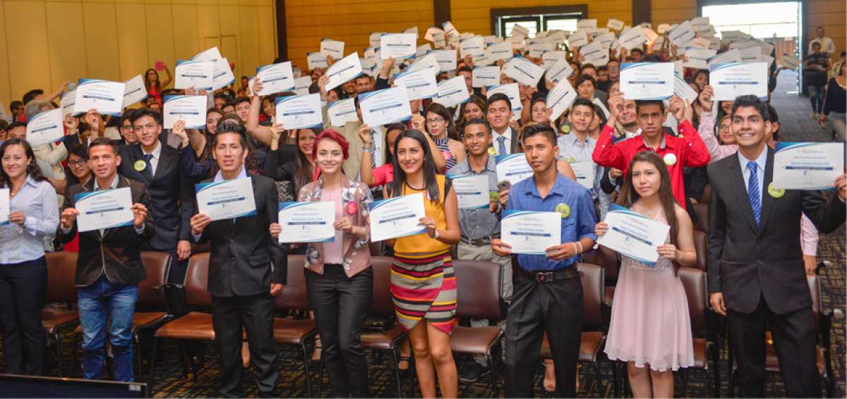 Los j&oacute;venes bachilleres ayer se realizaron una selfie tras recibir un certificado. La actividad se desarroll&oacute; en el Centro de Convenciones de Guayaquil.