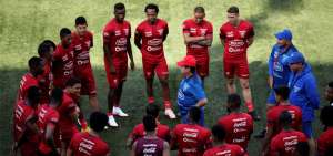 El entrenador Hern&aacute;n Dar&iacute;o G&oacute;mez (c) da instrucciones a los futbolistas durante una pr&aacute;ctica que realiz&oacute; el combinado nacional en el estadio Rommel Fern&aacute;ndez, sede del encuentro que se disputar&aacute; esta noche en Panam&aacute;.