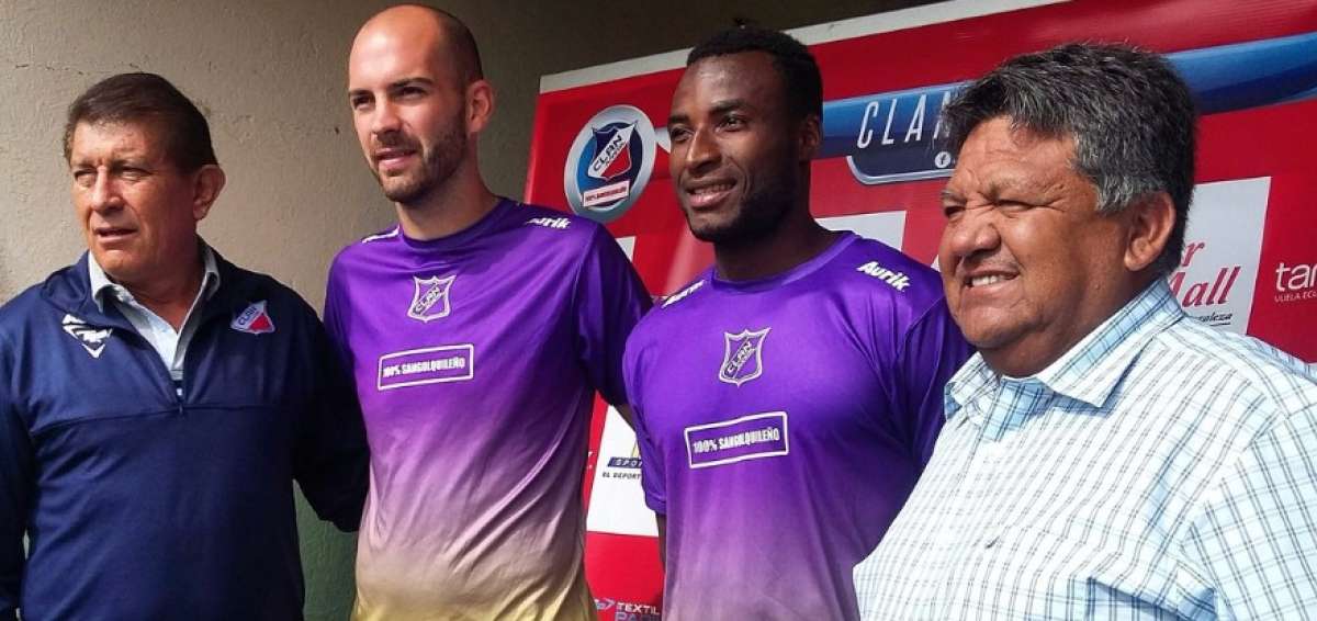 De izquierda a derecha: Carlos Sevilla, Mart&iacute;n S&aacute;nchez, Judelin Aveska y el presidente del club, Juan Cevallos.