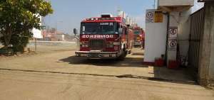 Tres unidades contra incendios del Cuerpo de Bomberos de Dur&aacute;n llegaron al sitio para controlar las llamas, originadas por unos residuos.