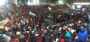 El secretario del Agua, Humberto Cholango, recibi&oacute; las propuestas del prefecto de Cotopaxi, Jorge Guam&aacute;n, durante el evento.