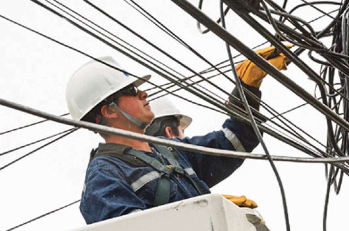 El trabajo en el sector el&eacute;ctrico, petrolero  y metalmec&aacute;nico son los de m&aacute;s alto riesgo, seg&uacute;n datos de la Direcci&oacute;n del Instituto Ecuatoriano de Seguridad Social (IESS). Foto: Archivo / El Tel&eacute;grafo.