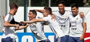  Los jugadores de la selecci&oacute;n argentina realizan un ejercicio recreativo durante el entrenamiento de ayer.