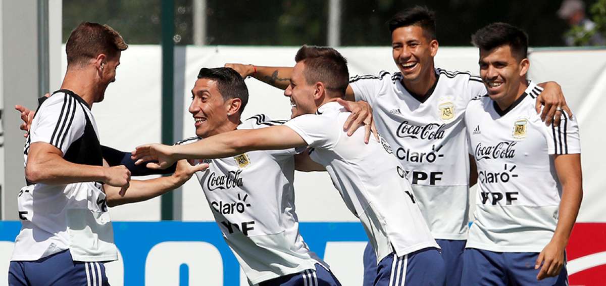  Los jugadores de la selecci&oacute;n argentina realizan un ejercicio recreativo durante el entrenamiento de ayer.