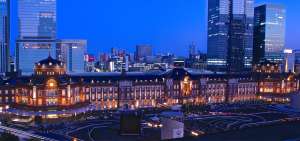 La estaci&oacute;n de trenes m&aacute;s concurrida de Jap&oacute;n est&aacute; en Marunouchi, Chiyoda, cerca del Palacio Imperial y de Ginza, uno de los sectores comerciales con mayor actividad en Tokio. La imponente estructura fue restaurada en su forma original en 2012.