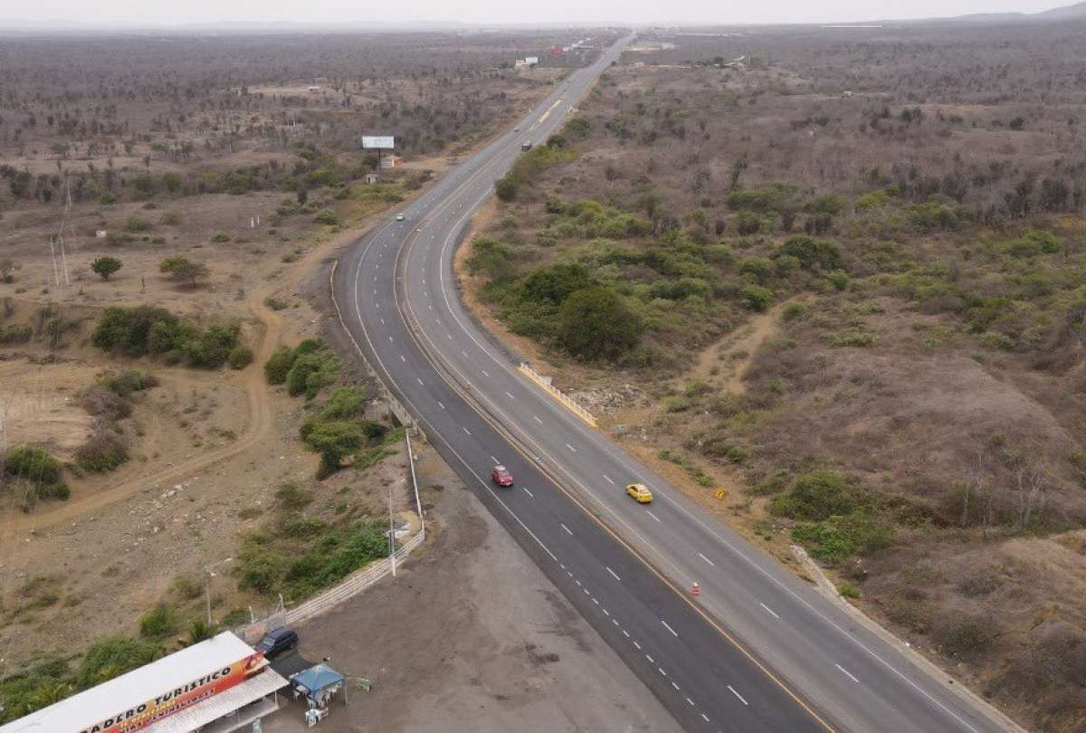 Gobierno entregó la rehabilitación de la vía Chongón-Santa Elena