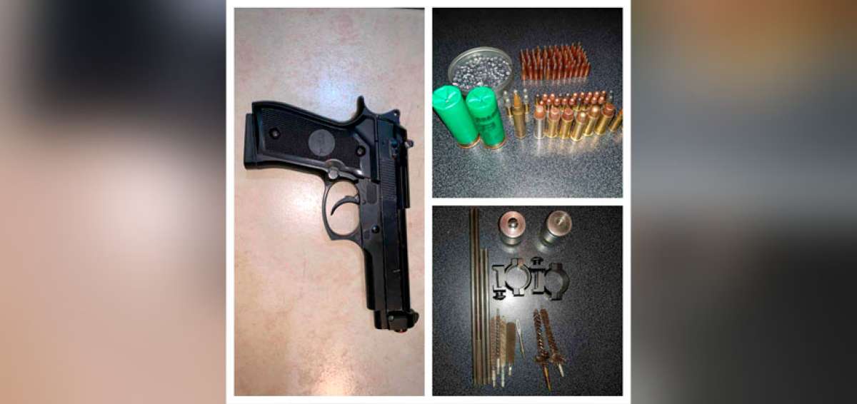 Pistolas, municiones, perdigones, accesorios y piezas para la fabricaci&oacute;n de armas de fuego fueron encontrados en el domicilio del detenido.