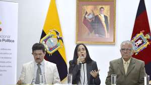 La secretaria de Gesti&oacute;n Pol&iacute;tica, Viviana Bonilla, junto con los alcaldes electos Jos&eacute; Rub&eacute;n Miranda (izq.) y V&iacute;ctor Quirola. FOTO: MIGUEL JIM&Eacute;NEZ.