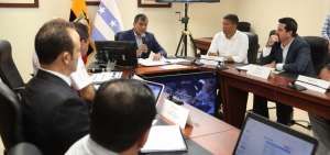 El presidente Rafael Correa durante un conversatorio con la prensa en Guayaquil.