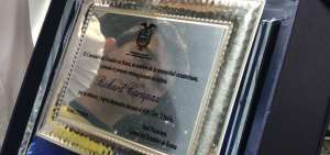 Consulado entreg&oacute; en Roma placa de reconocimiento a Carapaz