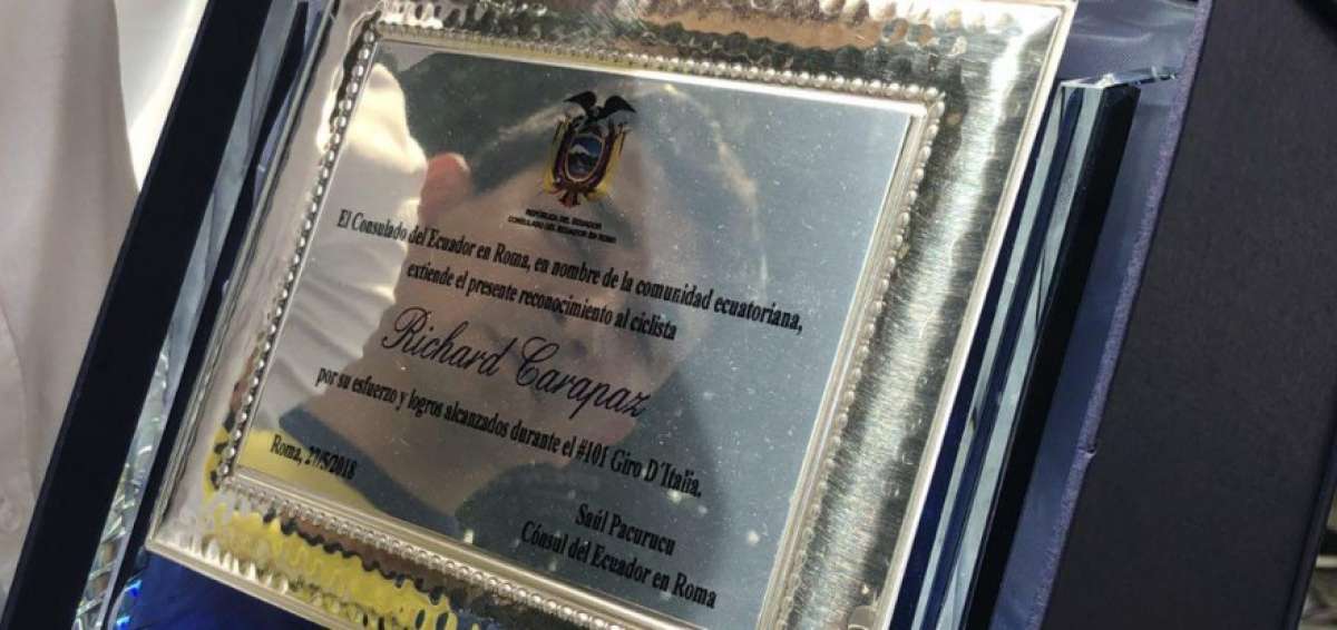 Consulado entreg&oacute; en Roma placa de reconocimiento a Carapaz