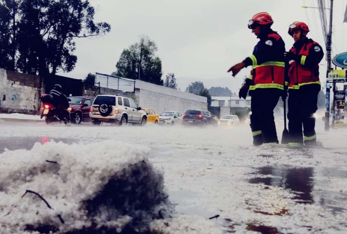 Se acumuló granizo sobre la avenida Ilaló, en el Valle de los Chillos. 