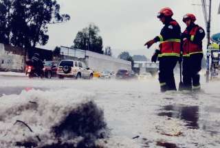 Se acumuló granizo sobre la avenida Ilaló, en el Valle de los Chillos. 