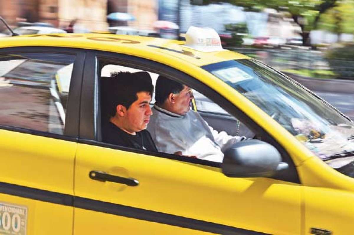 Turistas nacionales que visitan la ciudad tambi&eacute;n han sido parte del abuso en los precios de las carreras. Los taxistas aducen que lo hacen por lo complejo de transitar en el centro hist&oacute;rico FOTOS: JOS&Eacute; LUIS LLIVISACA / EL TEL&Eacute;GRAFO