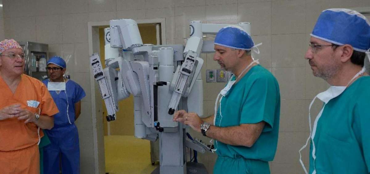 Richard Espinosa (c), presidente ejecutivo del Consejo Directivo del IESS, durante un recorri&oacute; por el Hospital Carlos Andrade Mar&iacute;n.